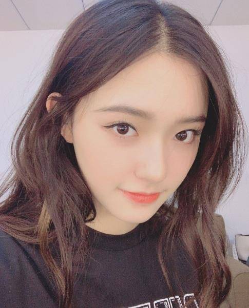 林允晒自拍乖巧可爱,对着镜头微笑的样子太萌了_照片_周星驰_网友