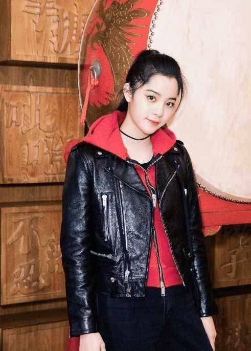厉害了欧阳娜娜!学王源穿机车夹克,这是要组cp吗?_风格_牛仔裤_男生