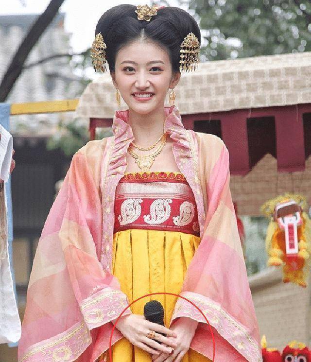 尽管她有很强的事业心,却很少回应网友的质疑,最近,九年前的老照片被