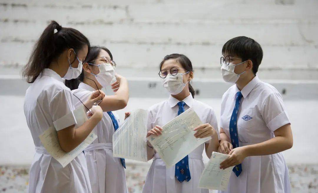 因为一身打扮,引起香港和内地网友争议!_校服_蓝色_白色