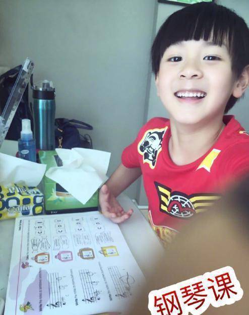 儿子太调皮,要不是看评论都以为是一家三口_吴欣怡_女儿_粉色