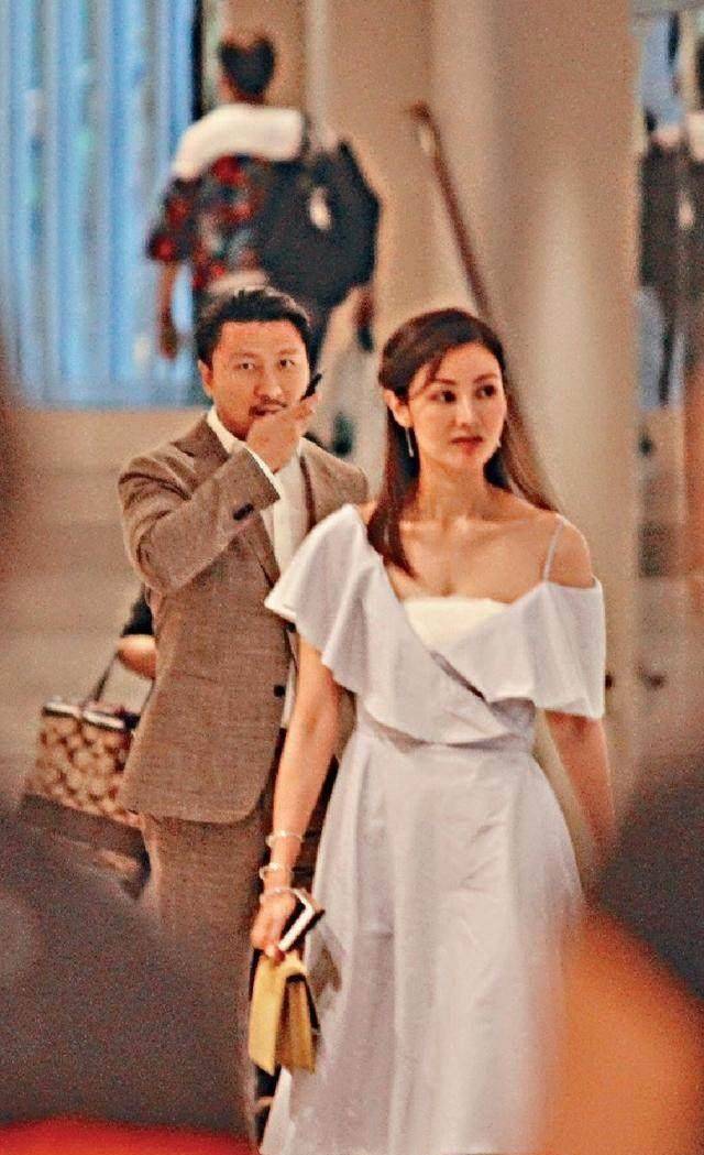 李嘉欣穿跌膊连身裙,与一班阔太叹下午茶,吸引很多男士盯着看_儿子