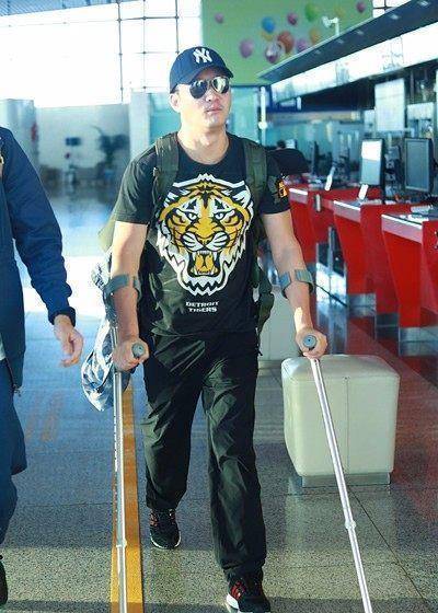 吴京拄拐背包带妻儿出行网友大呼:纯爷们,真性情好男人!