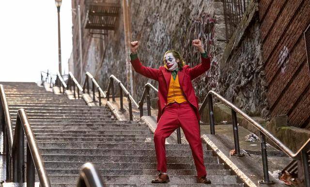 其实扮演小丑杰昆·菲尼克斯要为这个角色牺牲很多,在开拍前,身高1米