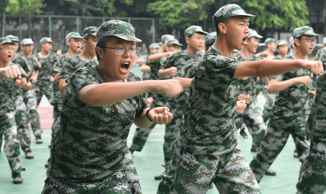 放暑假,韦神回山东老家!网友街头偶遇韦东奕,手里的东西太接地气!-韦神介绍视频
