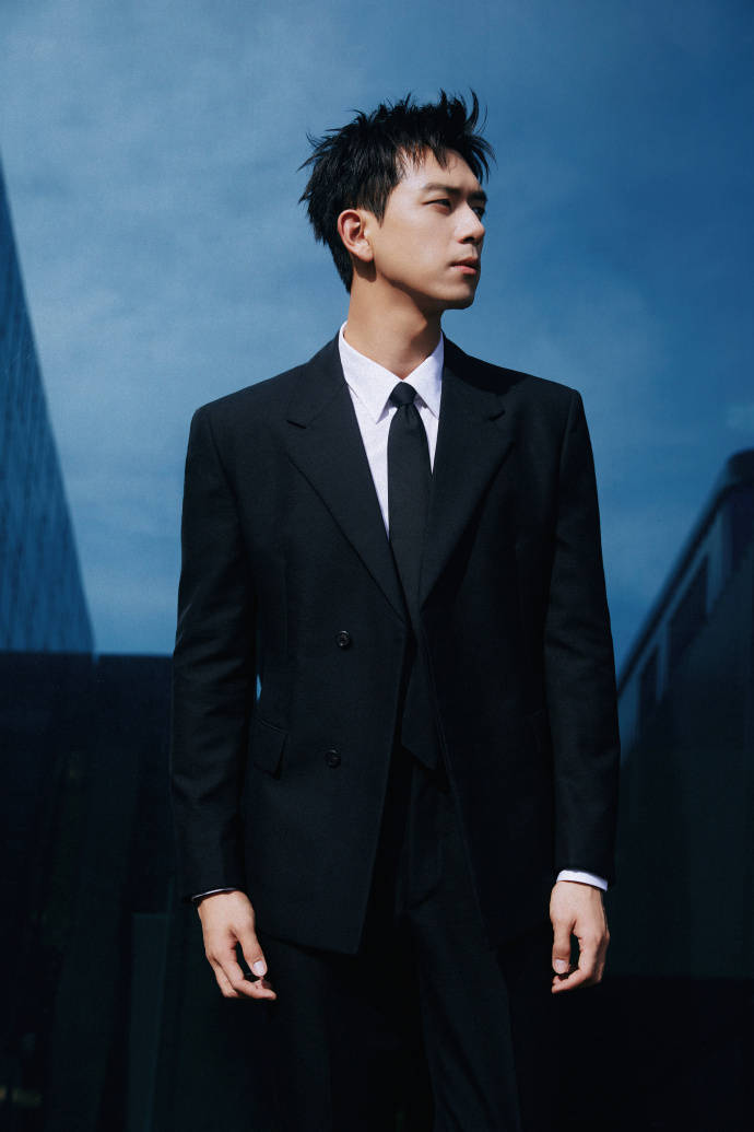 肖战王一博李现帅呆了_黑色_李宇春_李沁