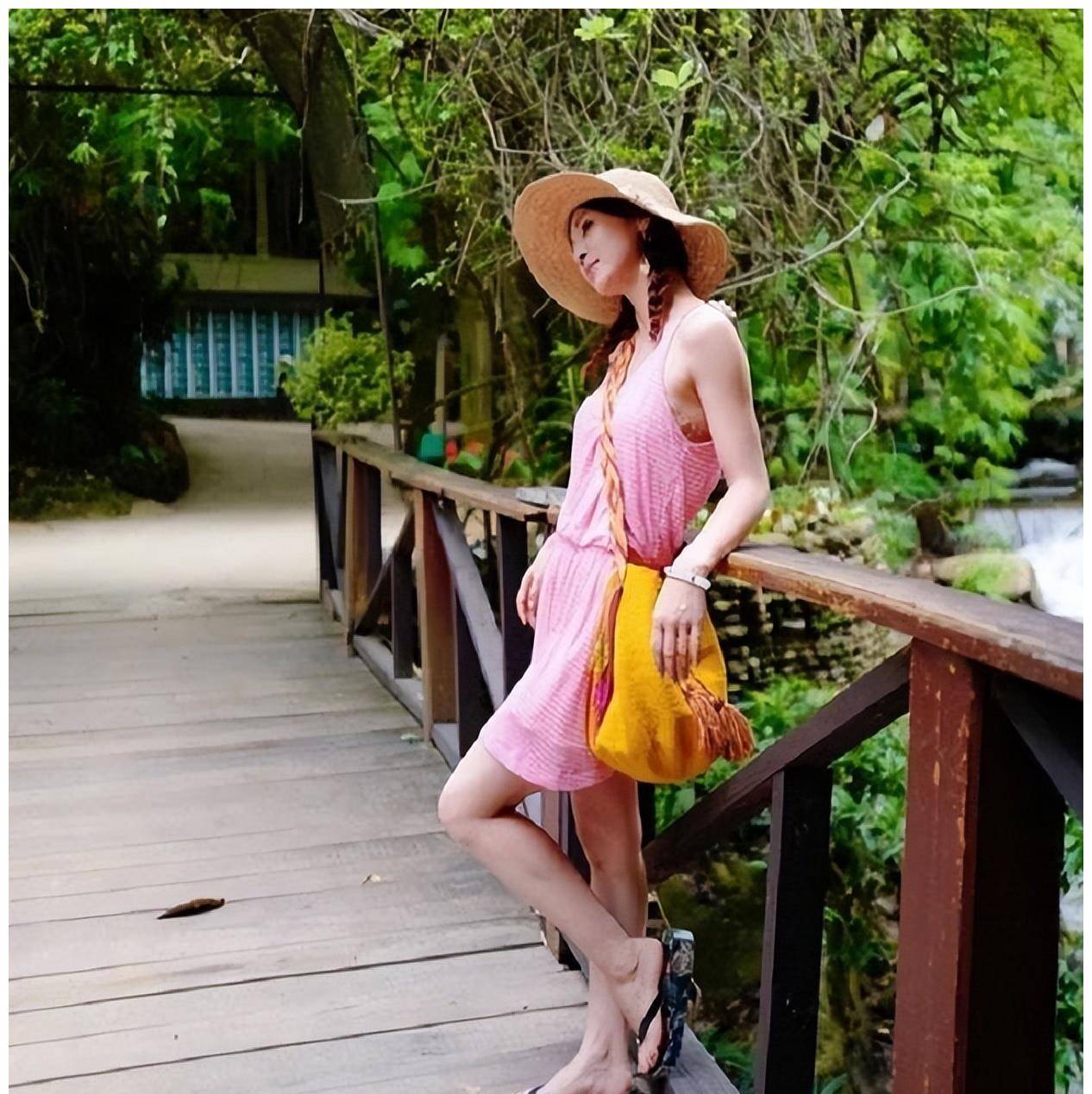 周一围前女友童蕾近照曝光!40岁穿粉裙美如学生,比朱丹洋气太多