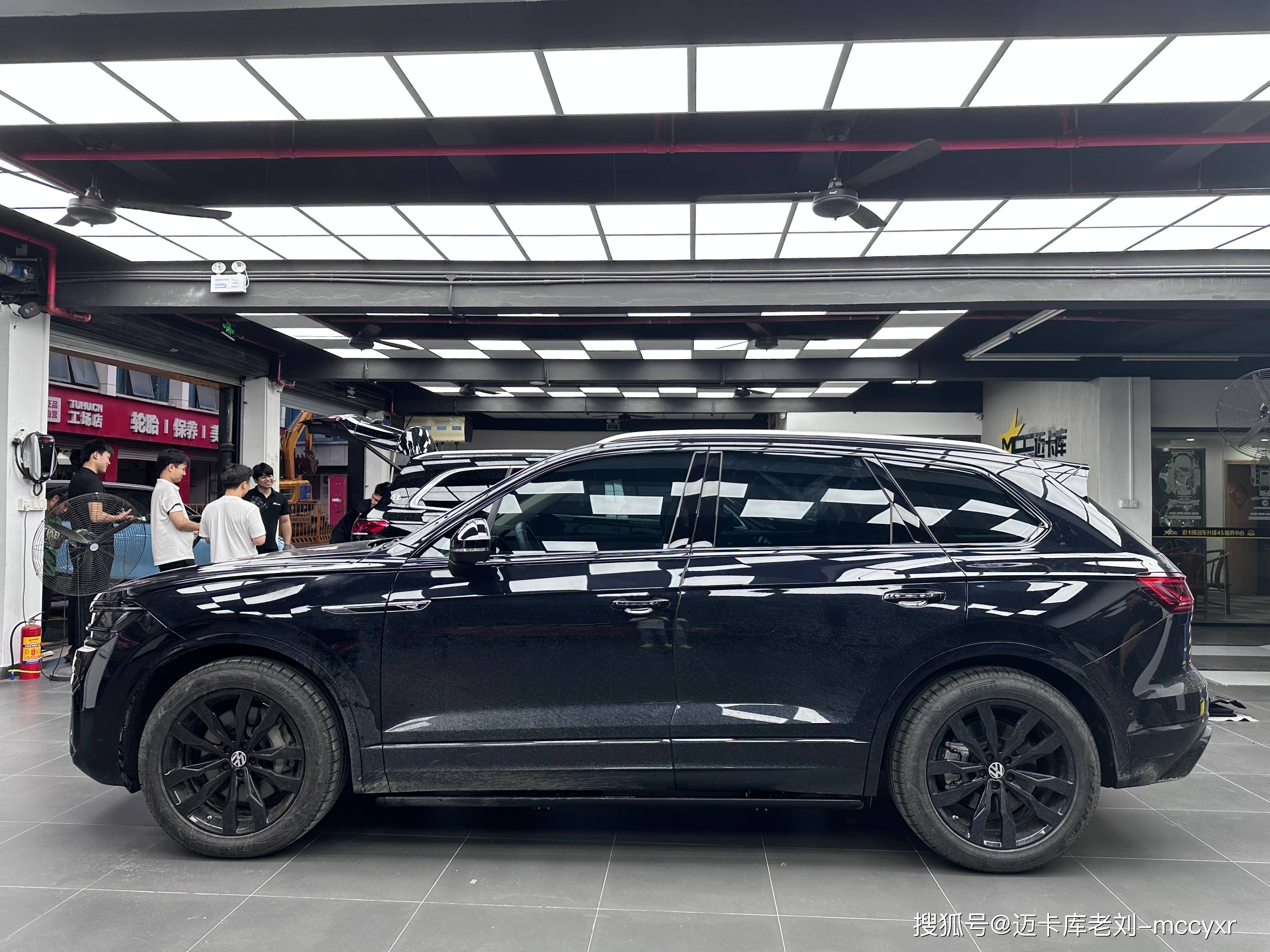 途锐锐享经典版升级曜黑套件,改前脸中网及侧窗饰条的性价方案_搜狐