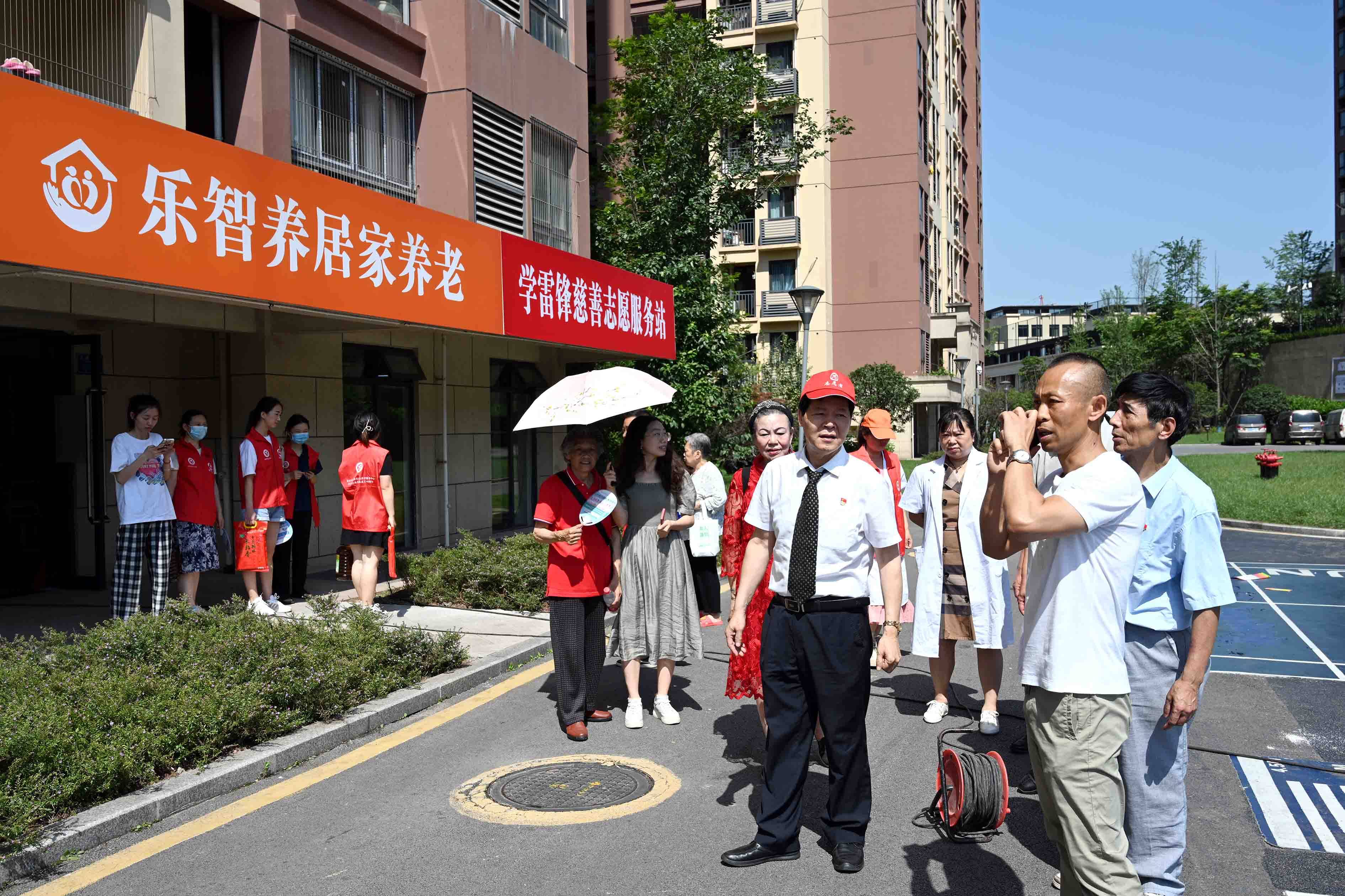 "迎七一,关爱一老一小",重庆学雷锋志愿服务走进社区_活动_养老_爱心