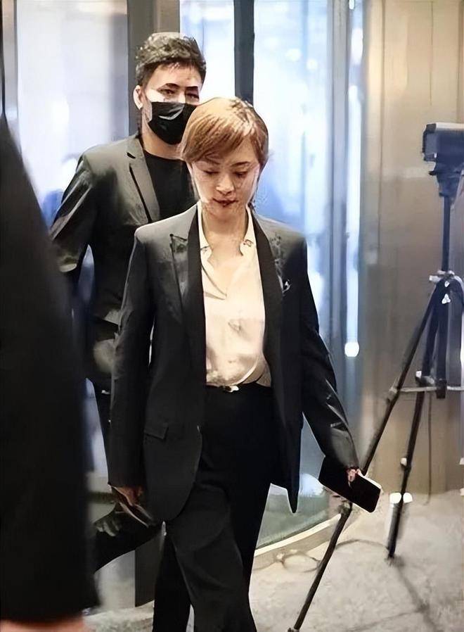 孙俪换新发型出席活动,耳上短发搭配黑西装,展现男子风范_黑色_女性