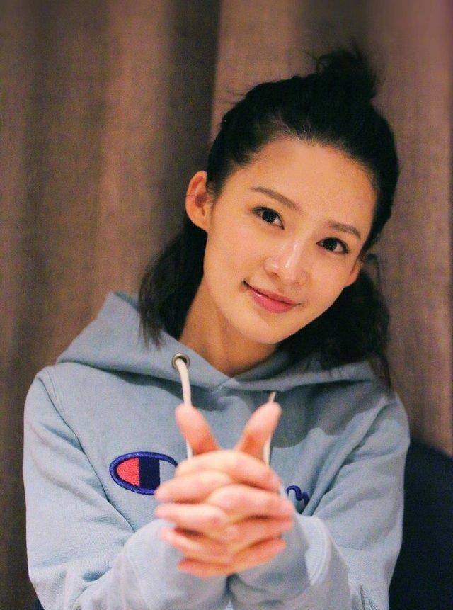 近日李沁晒出一组时尚大片,穿着白色的时尚连衣裙,耳朵上的耳环闪闪