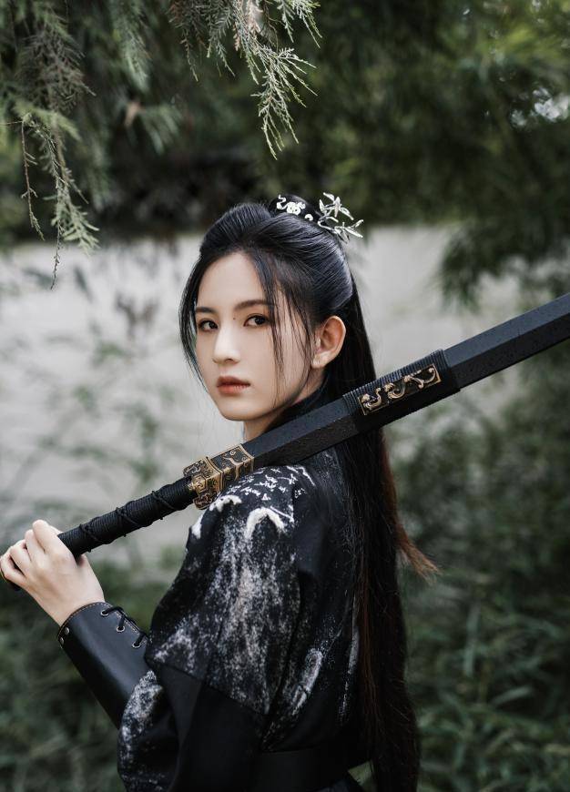 刘诗琪古风侠客写真上线一袭黑衣侠气十足_折扇_竹林_照片