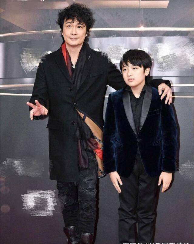 吴镇宇儿子feynman近照曝光身高已经到了爸爸肩膀胖到认不出来_小时候