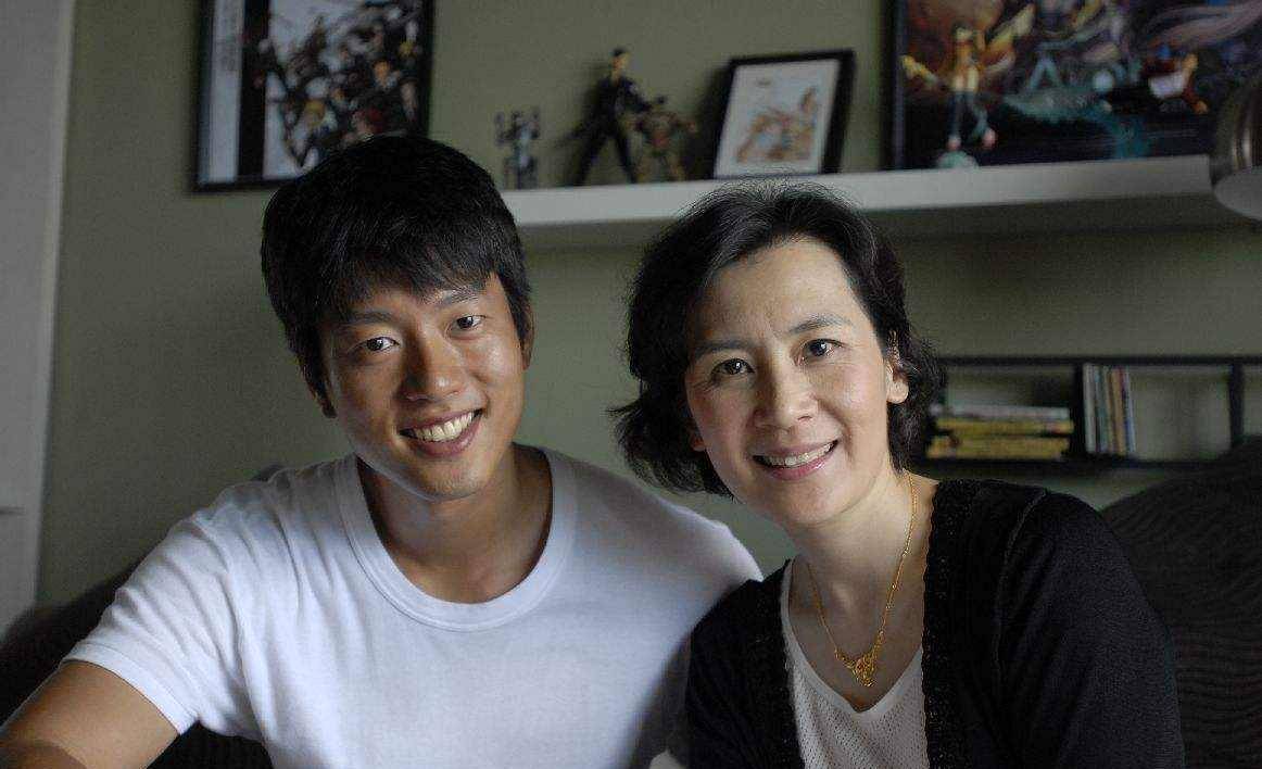 64岁肖雄:短发长裙,女生男颜也有书卷气,可惜至今单身_整体_裙子_女性