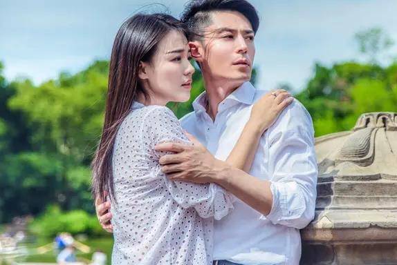 2011年,郁红加入到华杰工作室,代替连俊杰成为了霍建华的经纪人,开始