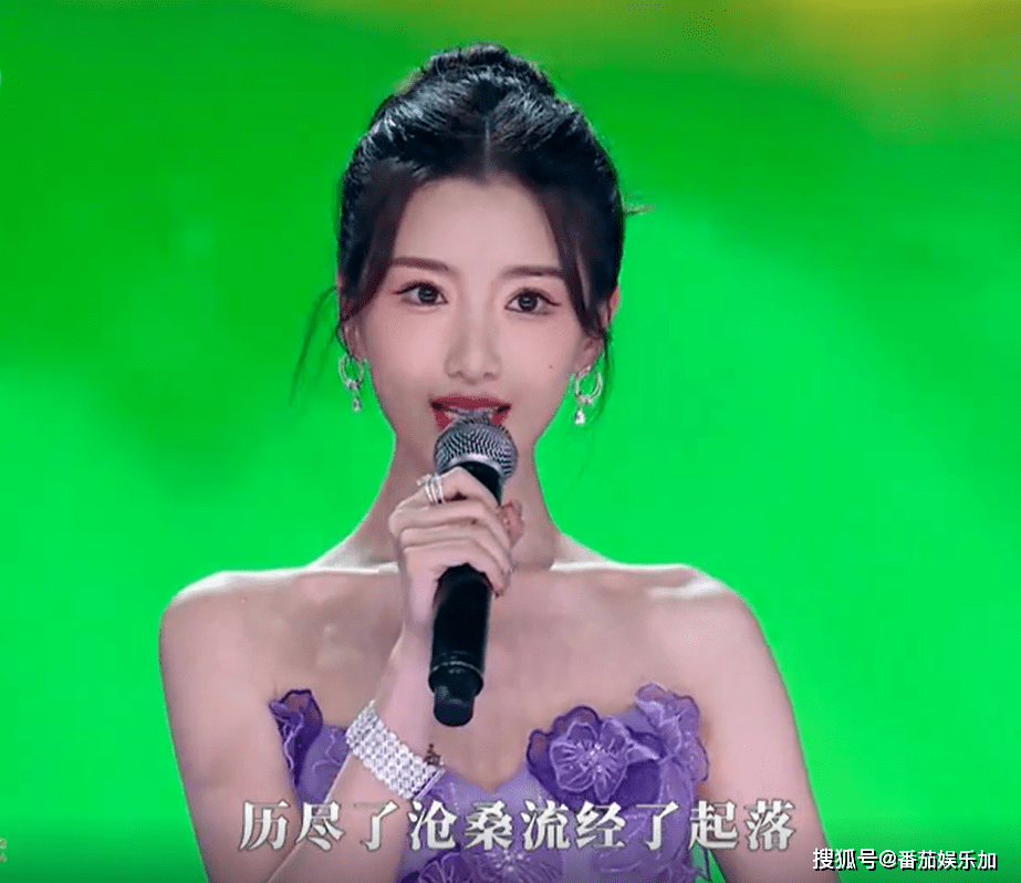 王一博被网友发现假唱,在演唱《无名》主题曲的时候,他的话筒放下去了