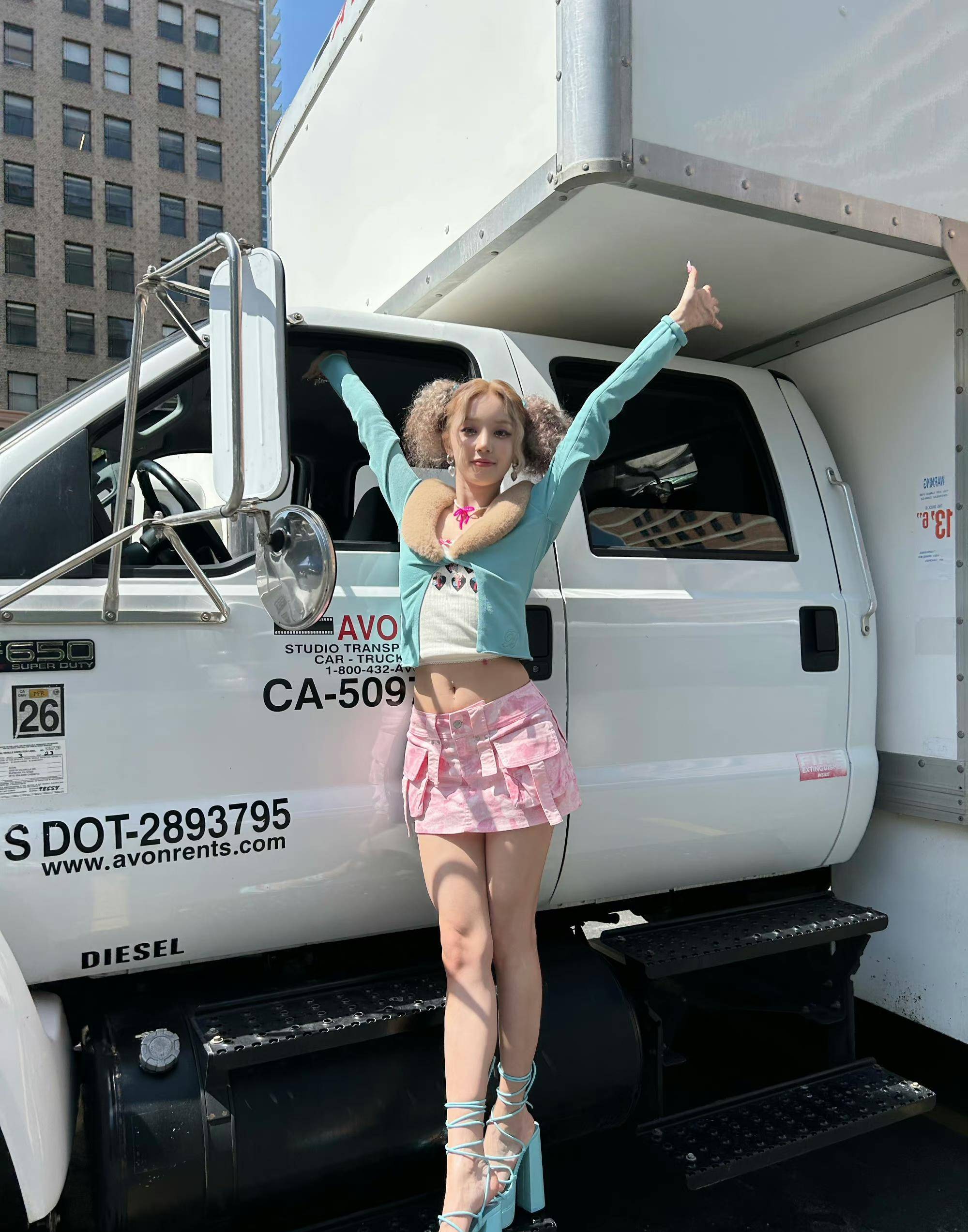 宋雨琦的y2k风格成功出圈,属于千禧年时尚潮流,心动ing_元素_蓝色