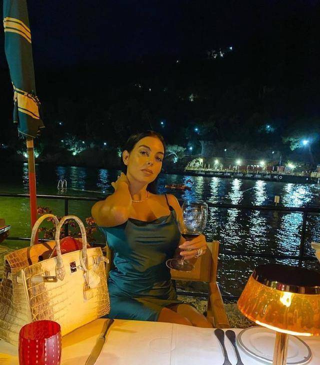 女友手挽c罗出席晚宴,乔妹穿紧身裙肚子微凸球迷猜测又怀孕了?