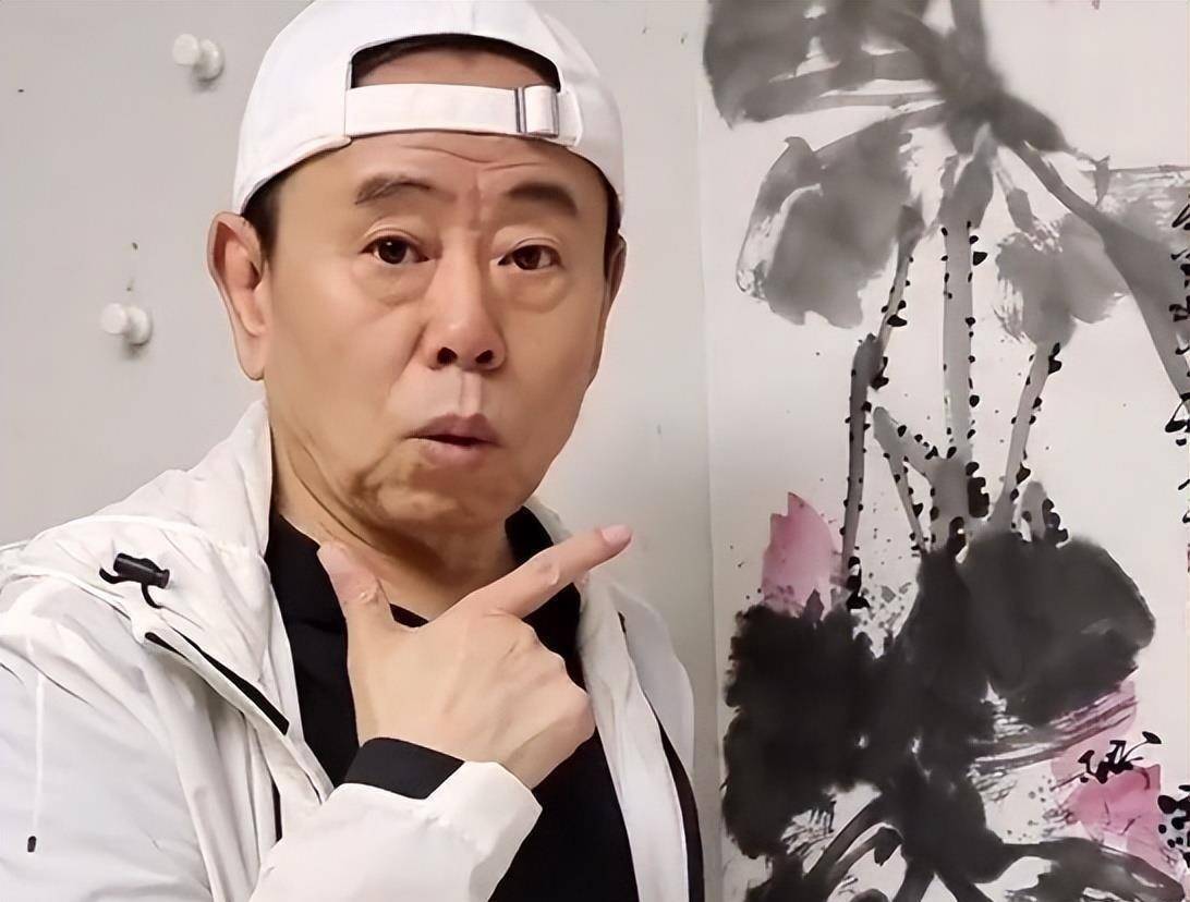 潘长江家画国画引发争议,他透露,每件作品价值数千万,网友:假酒后遗症