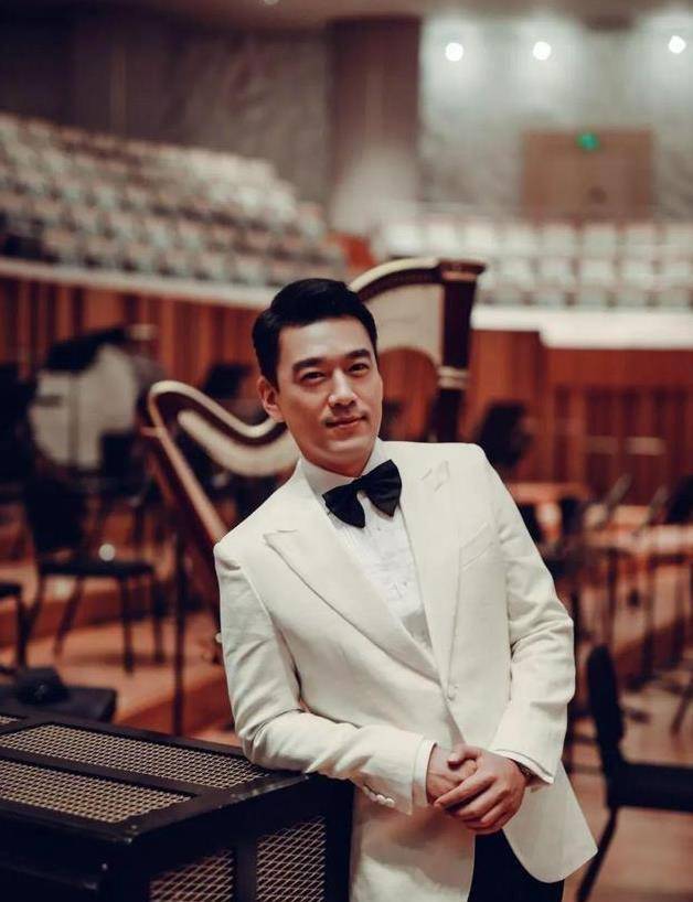 之后又参演电视连续剧《浮沉》《小儿难养》《小爸爸》等名篇.