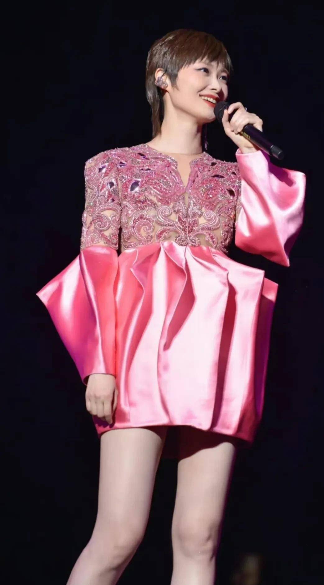 李宇春新造型炸裂!前卫,独特,另类!网友调侃:这衣服看不懂!