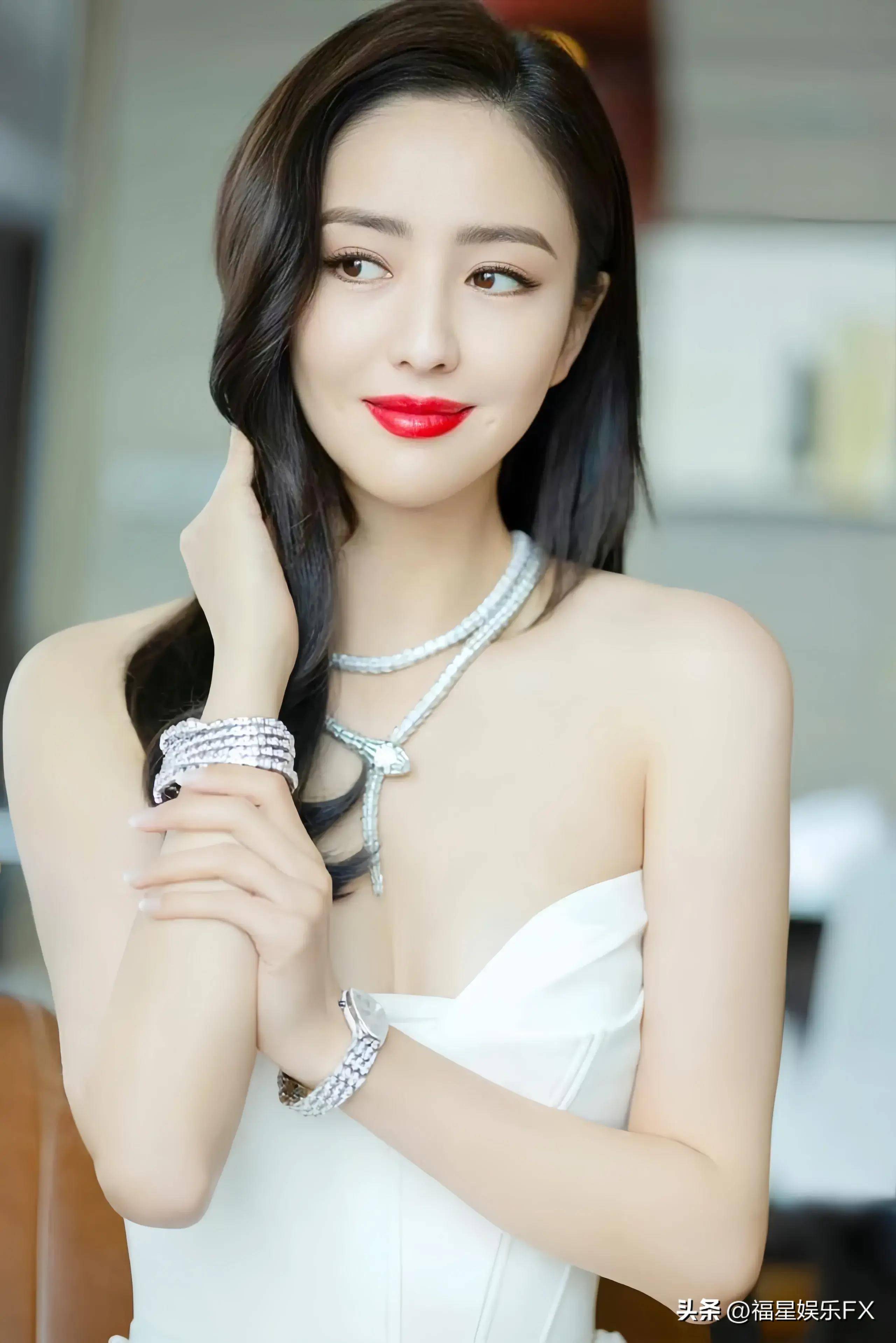 佟丽娅:新疆三美中的颜值代表,她的酒窝笑靥迷人,身材