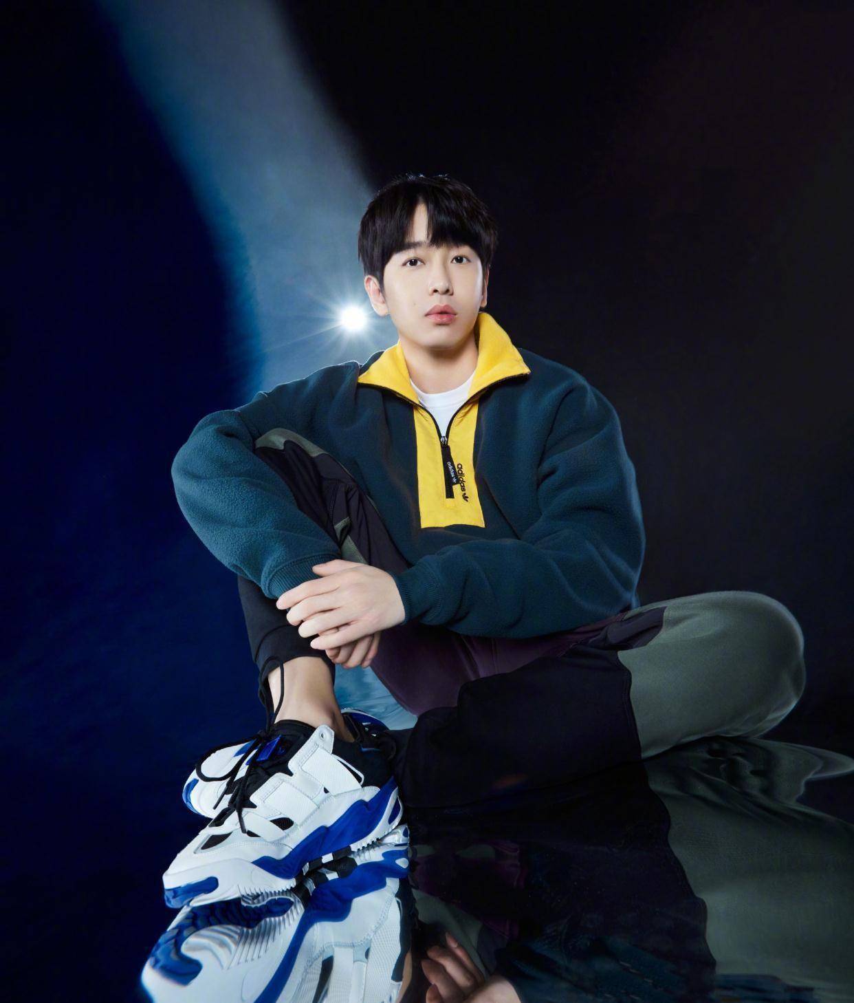 彭昱畅,二十多岁就被怀念颜值巅峰的演员,时尚造型帅气干练_卫衣_衬衫