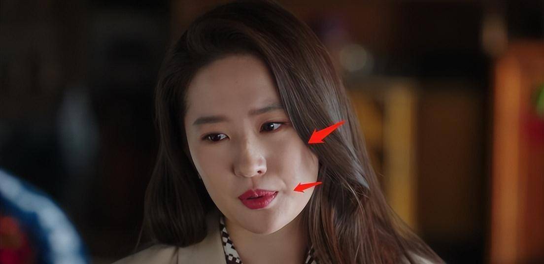 去风大的地方:35岁的刘亦菲离开滤镜后皱纹明显,中年女演员的真实状态