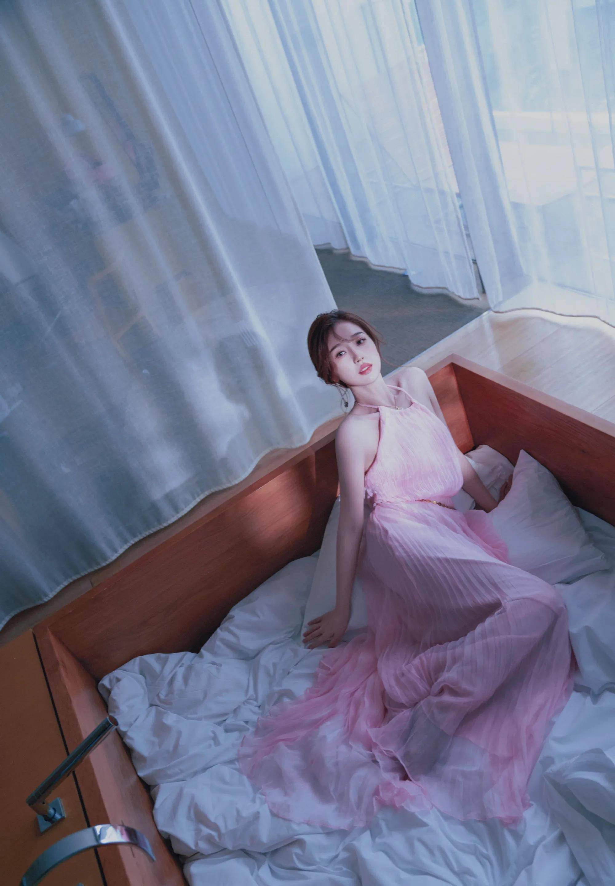 虞书欣秀出粉色仙女身材,粉色裙子和头发都点真实夏日感,吸睛_时尚