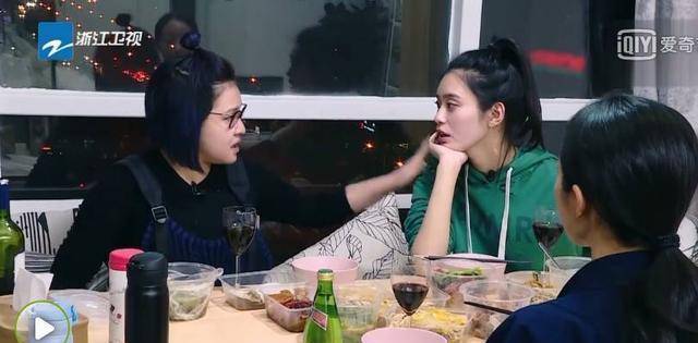 奚梦瑶落寞回应"维密秀摔倒",韩雪安慰:不要在意别人的说法!