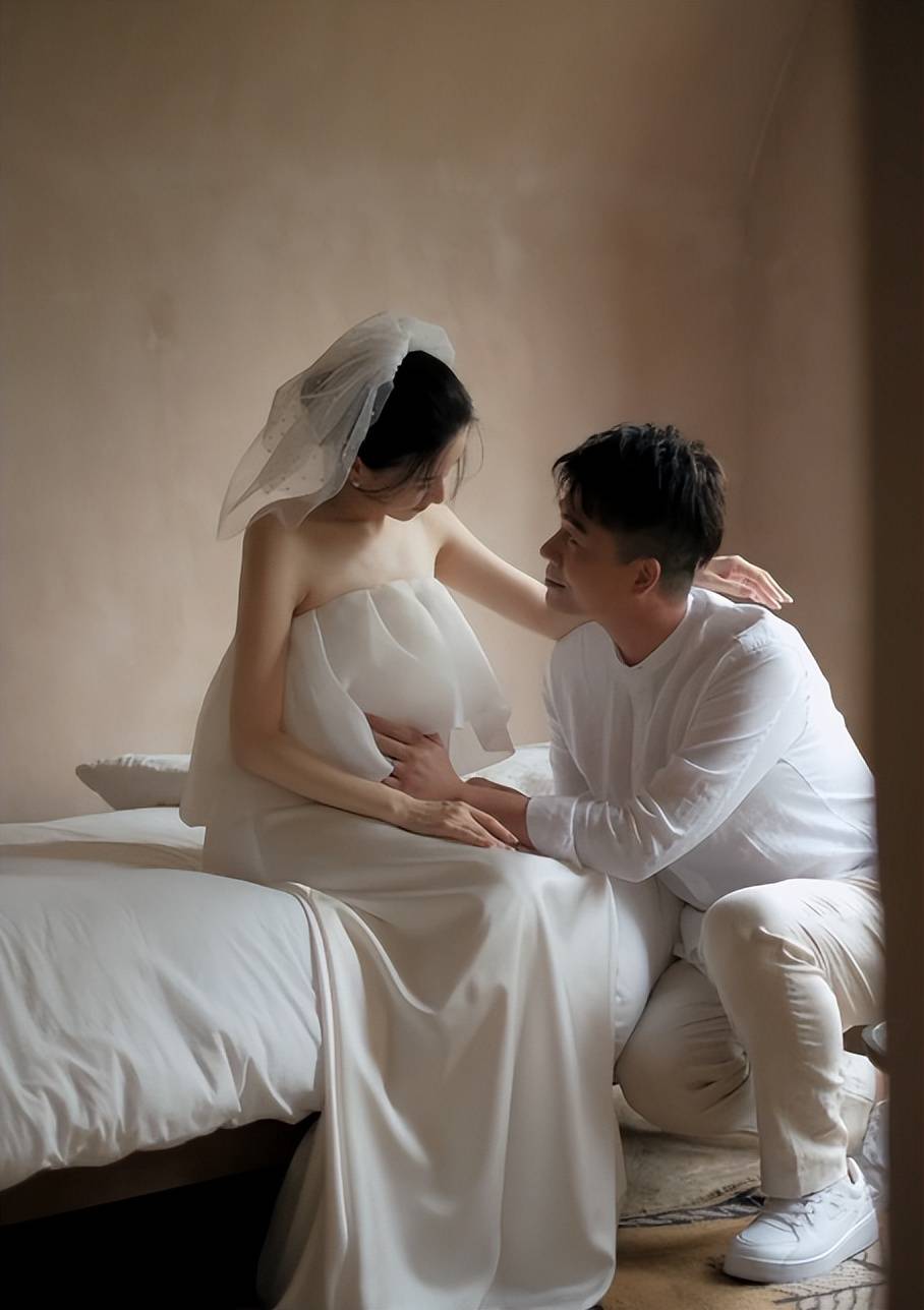 《王牌对王牌》主持人沈涛宣得子,幸福的一家三口_首歌_肩膀_宝宝