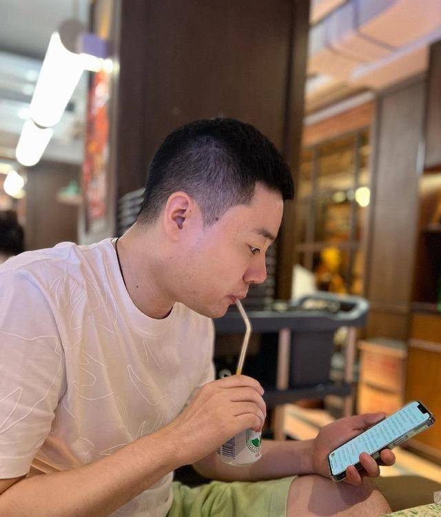 丁俊晖已经是解除隔离,还回到自己的工作室,开启一些商业活动,丁俊晖