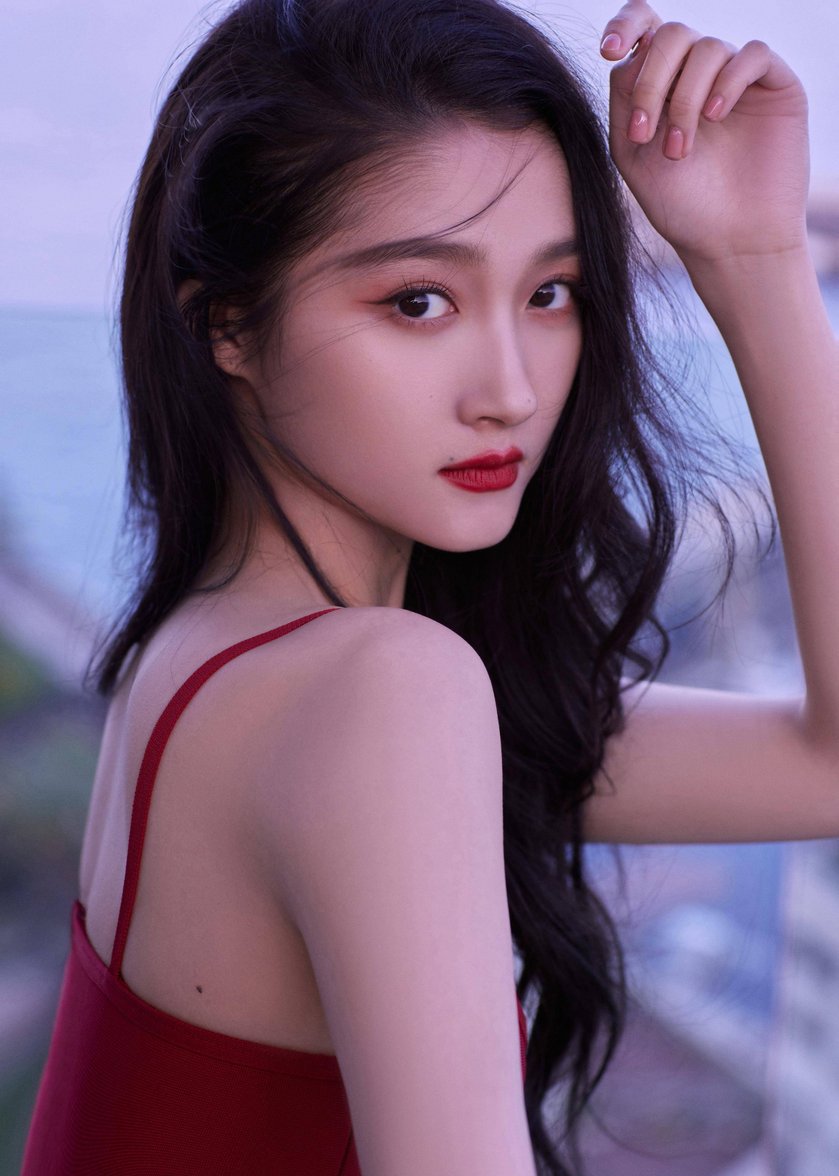 关晓彤最新海边造型太神了!