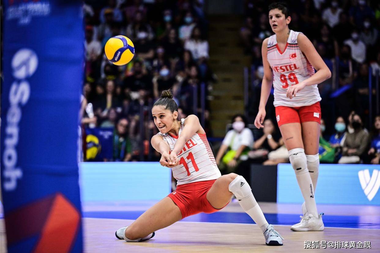 巴西女排所有攻手的表现都欠佳,尤其是核心加比,仅打出27扣7中4失误的