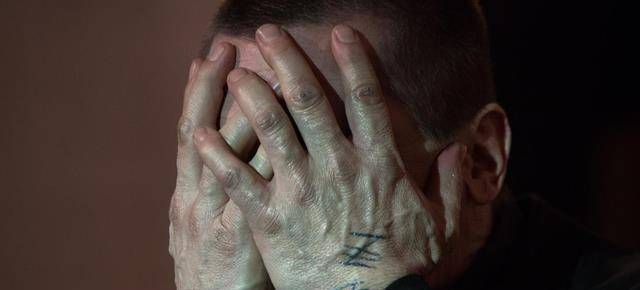 遇到了在临时医疗站当医生,由"奥妹"饰演的玛丽——在玛丽的帮助下