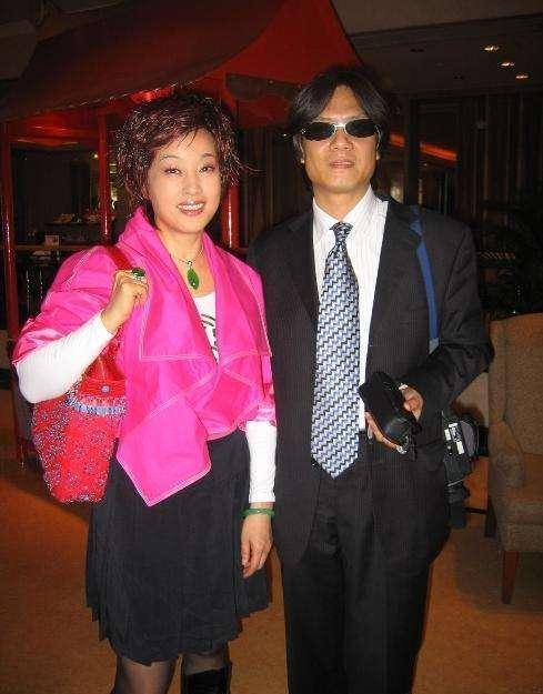 刘晓庆有喜了?是假消息!她那么爱阿峰,为何要分手?