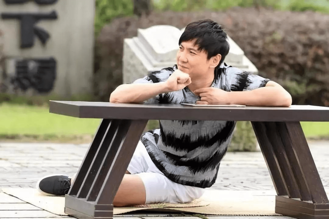 把子"沈腾,喜剧表演让自己心疼,羞涩外表成为笑星梗_成为了_观众_郝建