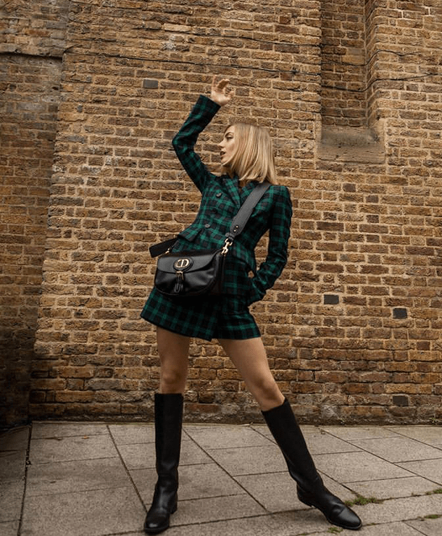 丹麦穿搭博主sarah mikaela 复古潮流日常私服_咖啡色_黑色_版权