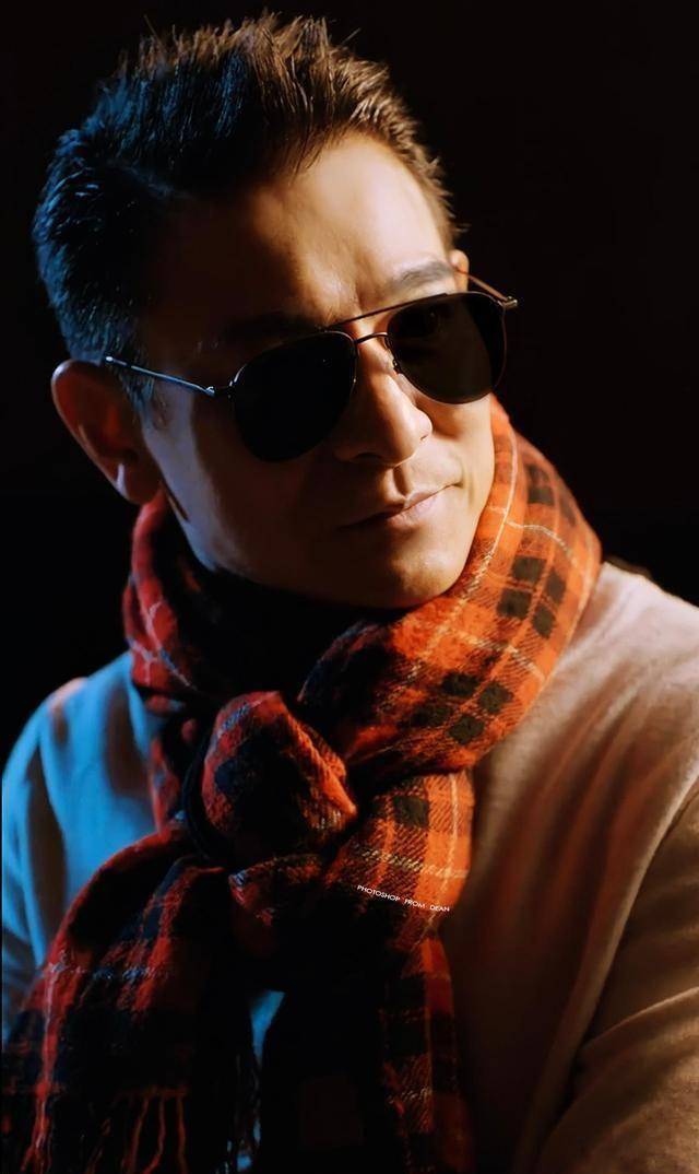 刘德华穿休闲外套戴棒球帽显俏皮,吊裆裤到膝盖处_时尚_牛仔_颜色