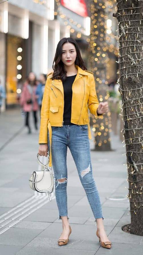 路人街拍,小姐姐十分的时尚,穿黑色修身露肩装,美丽吸睛_身材_白色