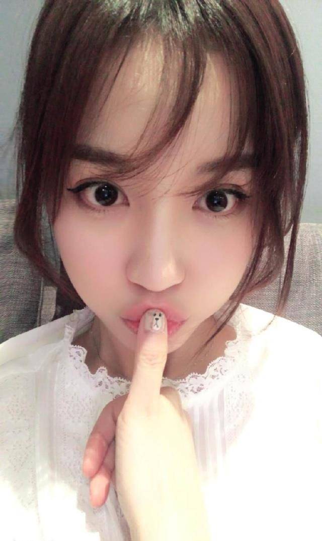 王思聪前女友雪梨走红毯,颜值和身高都有水分_cm_孙伟_自拍