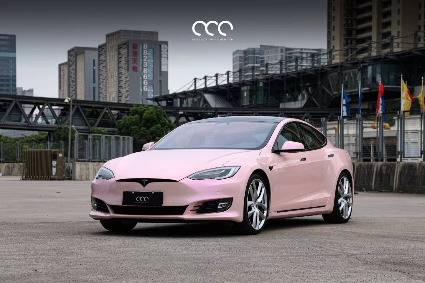 特斯拉model s漫彩改色膜梦幻粉,充满了清新范儿