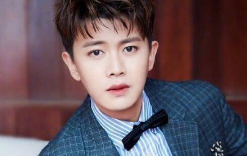 王一博穿粉卫衣录天天向上,婴儿肥超吸睛!网友:这叫三分颜值?