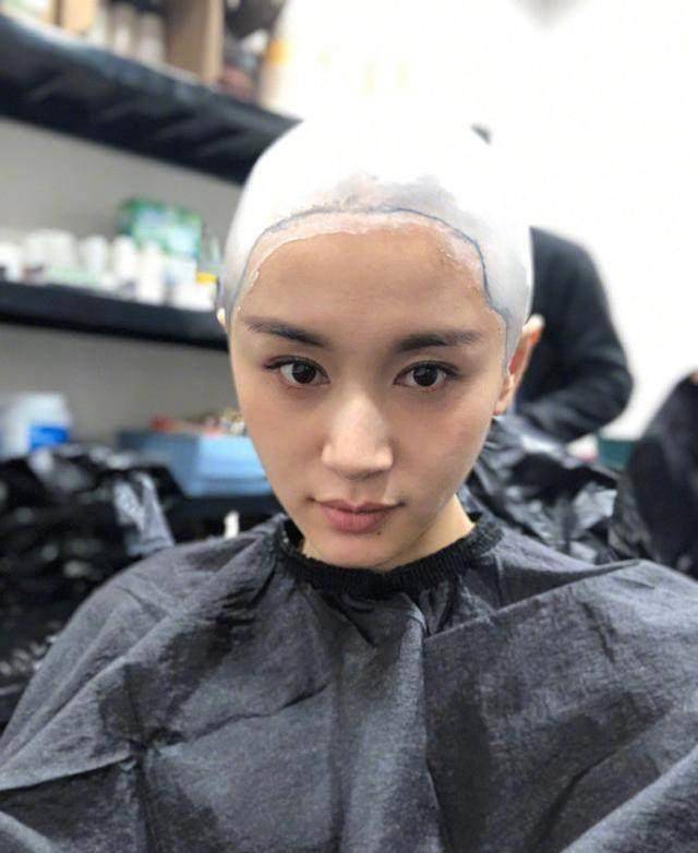 做倒模过程中,王子文脸上沾满了倒模材料,但依旧静静地配合造型师