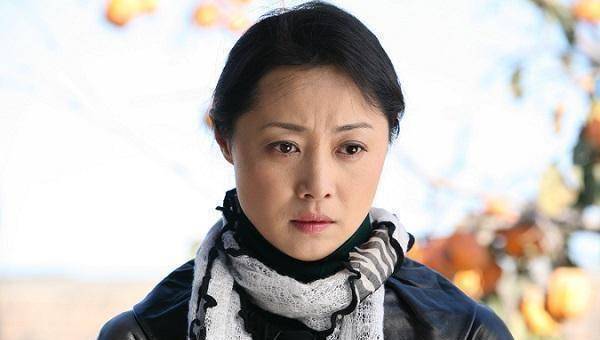 两人出演过《甲方乙方》等电影,张若昀与父母的关系一直很亲密,生母