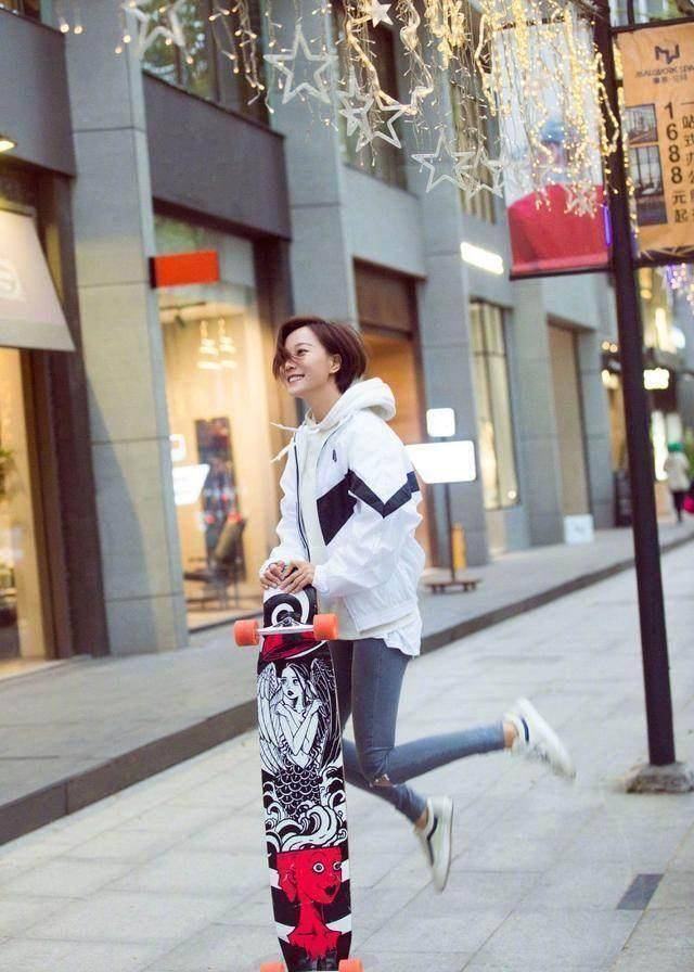 王珞丹黑色t恤 白色休闲装穿搭,34岁秒变成18岁,网友:真会穿!