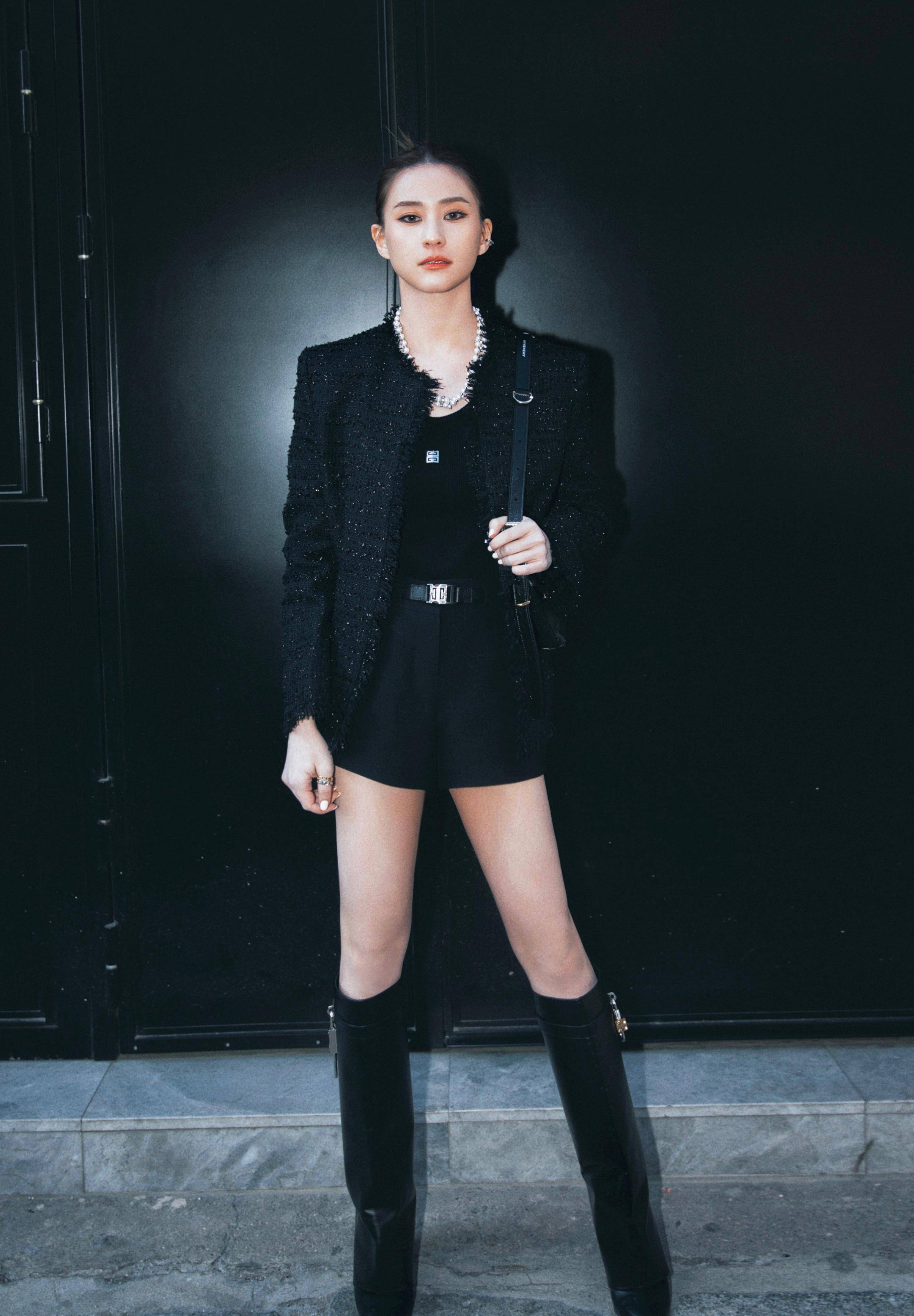 巴黎时装周同框:刘涛贵妇,蔡卓妍少女,刘雯霸气,章子怡赢麻了_黑色