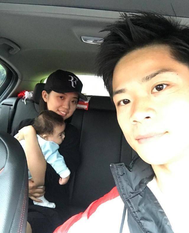 苏炳添为儿子小天天办百日宴,小家伙的脸可比爸妈的大多了_林艳芳