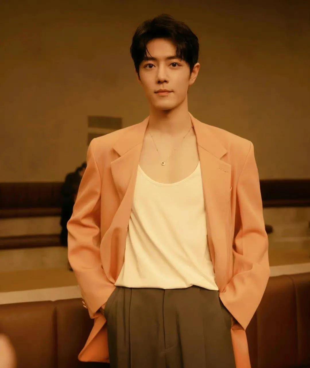 国外时装周看什么,肖战坤坤待遇好,成毅无辜爆料_衣服_明星_位置