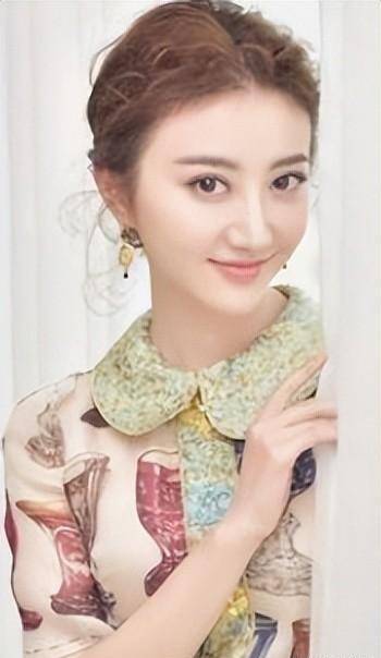 不同于鞠婧祎的偶像光环,身着军装的景甜真真切切证明了,真正的美女